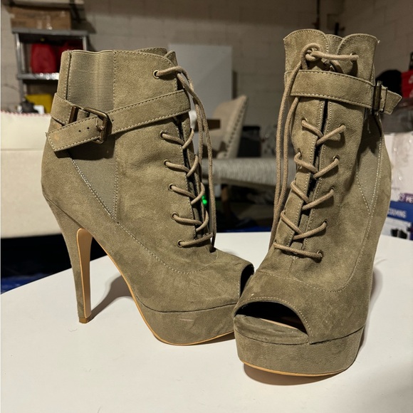 Size 9 women’s peep toe suede army green heels - Picture 2 of 2